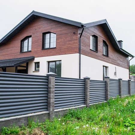 Реальные фотографии забора жалюзи с объекта д. Задомля