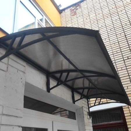 Козырек Kronas над входом в административное здание