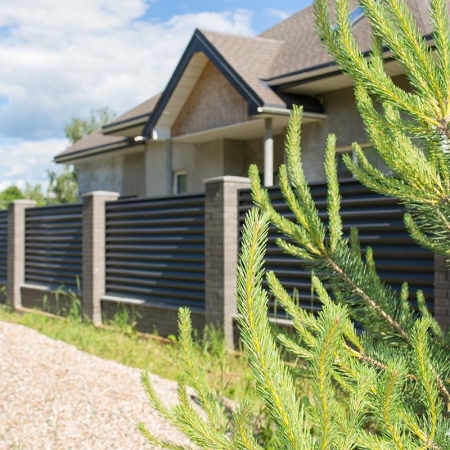 Реальные фотографии забора жалюзи с объекта д. Рахманьки
