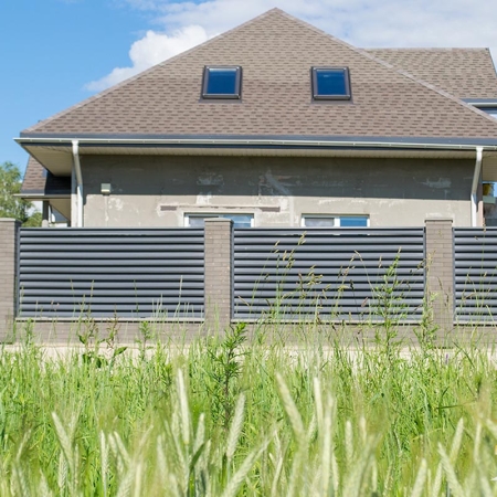 Реальные фотографии забора жалюзи с объекта д. Рахманьки