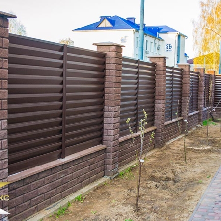 Реальные фотографии забора жалюзи с объекта г. Борисов