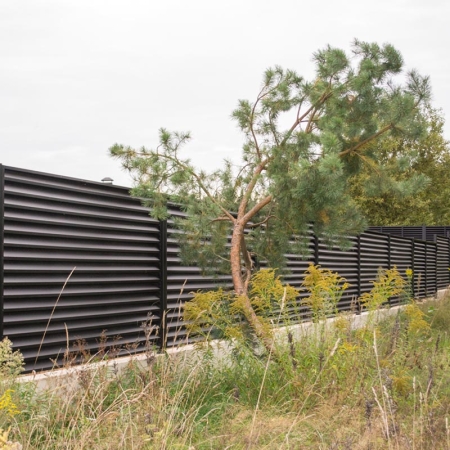 Реальные фотографии забора жалюзи с объекта д. Сосновое