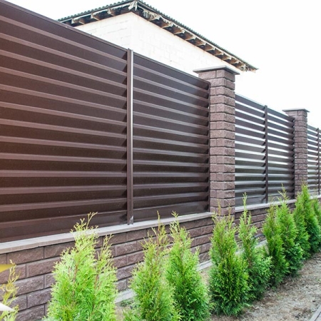 Реальные фотографии забора жалюзи с объекта г. Борисов