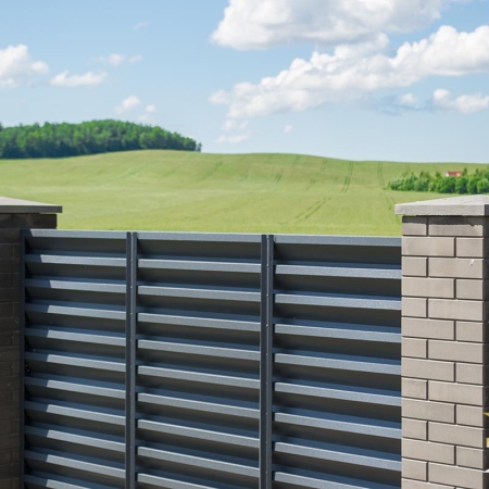 Реальные фотографии забора жалюзи с объекта д. Рахманьки