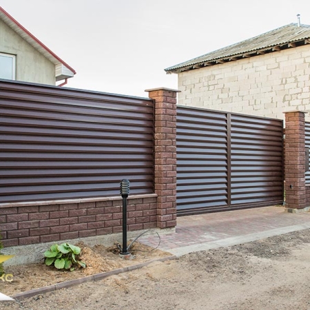 Реальные фотографии забора жалюзи с объекта г. Борисов