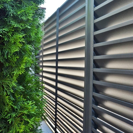 Реальные фотографии забора жалюзи с объекта СТ Пралеска