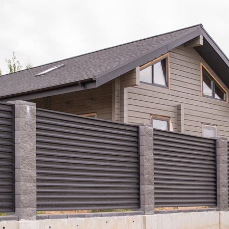 Реальные фотографии забора жалюзи с объекта д. Сосновое