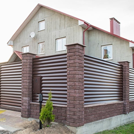 Реальные фотографии забора жалюзи с объекта г. Борисов