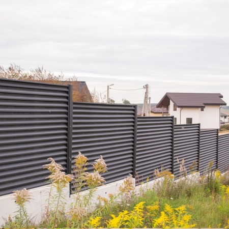 Реальные фотографии забора жалюзи с объекта д. Сосновое