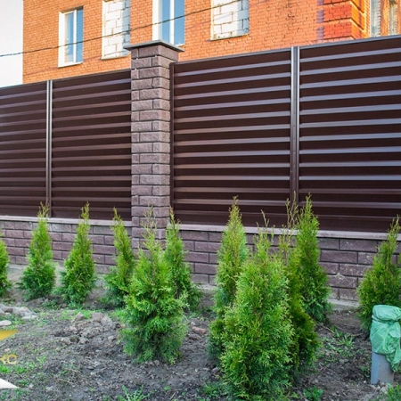 Реальные фотографии забора жалюзи с объекта г. Борисов