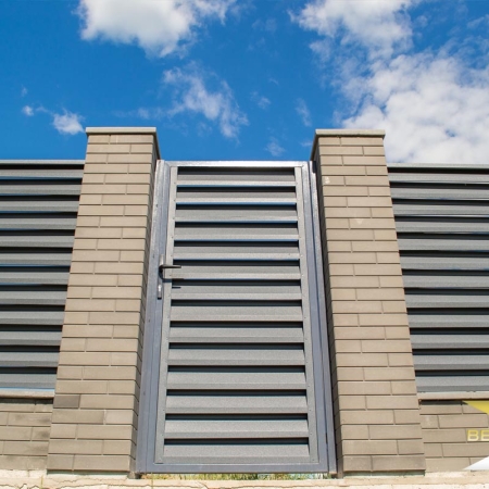 Реальные фотографии забора жалюзи с объекта д. Рахманьки