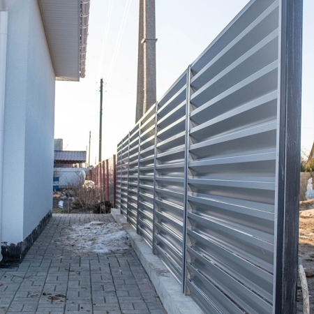 Реальные фотографии забора жалюзи с объекта с.т. Озеро