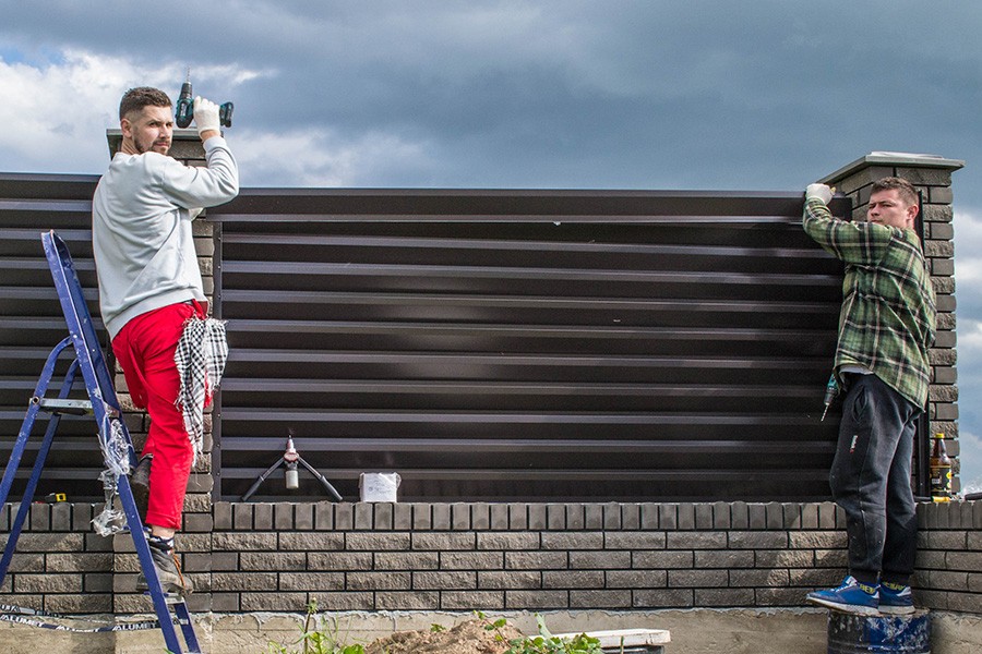 монтаж Купить металлический забор в Минске. Доставка и установка