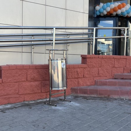 Наши изделия: урна из нержавейки для магазина 